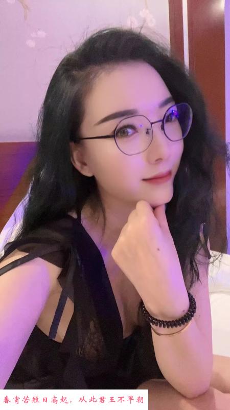 轻熟气质眼镜女 第1张