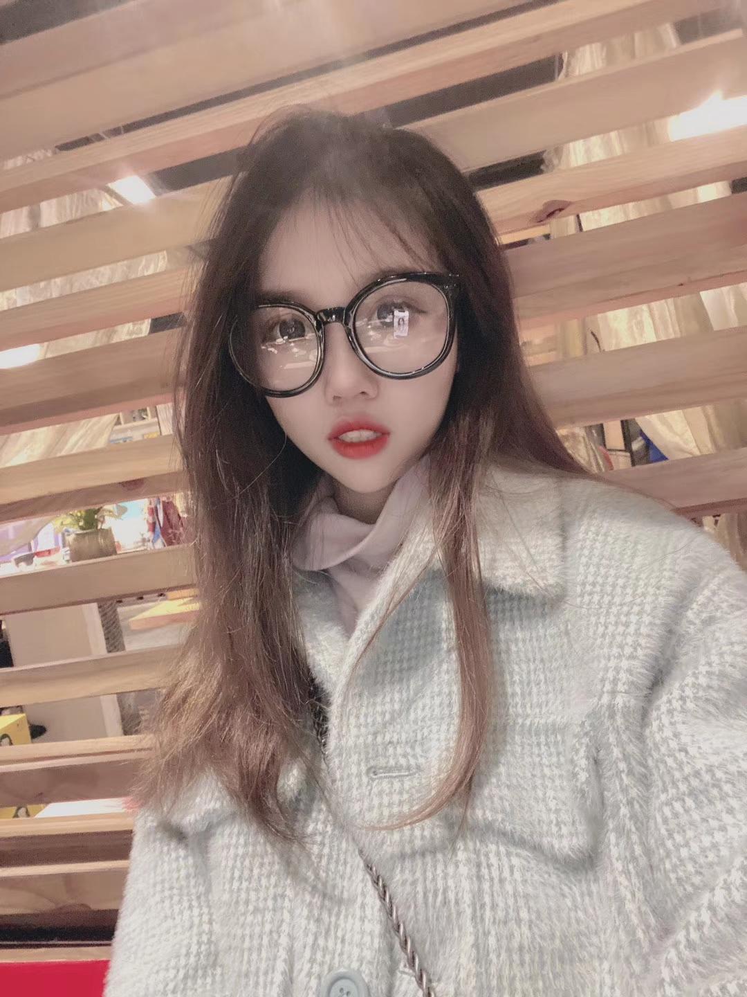 年轻妹纸逼紧水超多，抱起来干爽翻 第2张